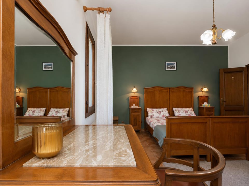 Bed, Bedroom, wardrobe, air conditioner