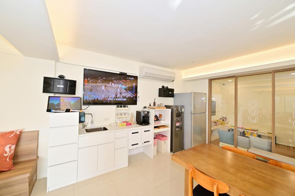 TV and multimedia, Coffee/tea facilities, Kitchen or kitchenette, Kitchen or kitchenette, Dining area