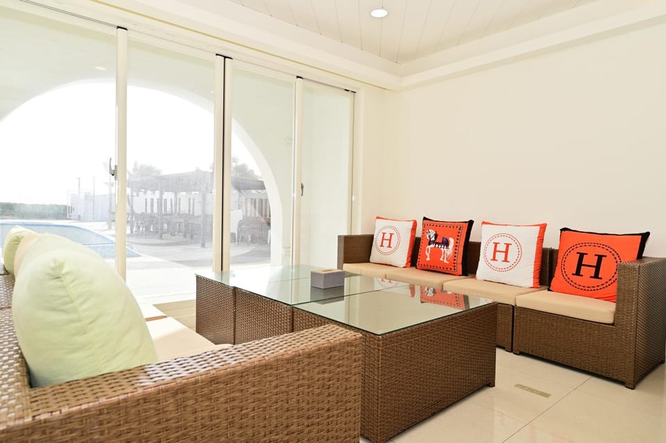 Communal lounge/ TV room, Living room, Seating area