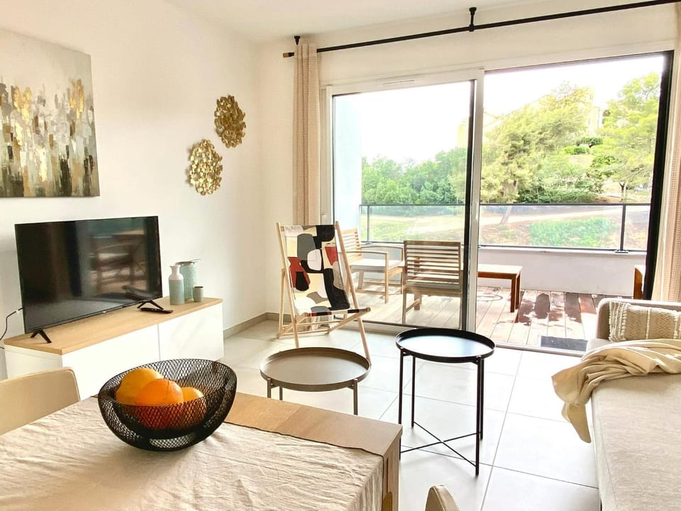 Day, TV and multimedia, View (from property/room), Balcony/Terrace, Decorative detail, Seating area, Dining area, sunbed