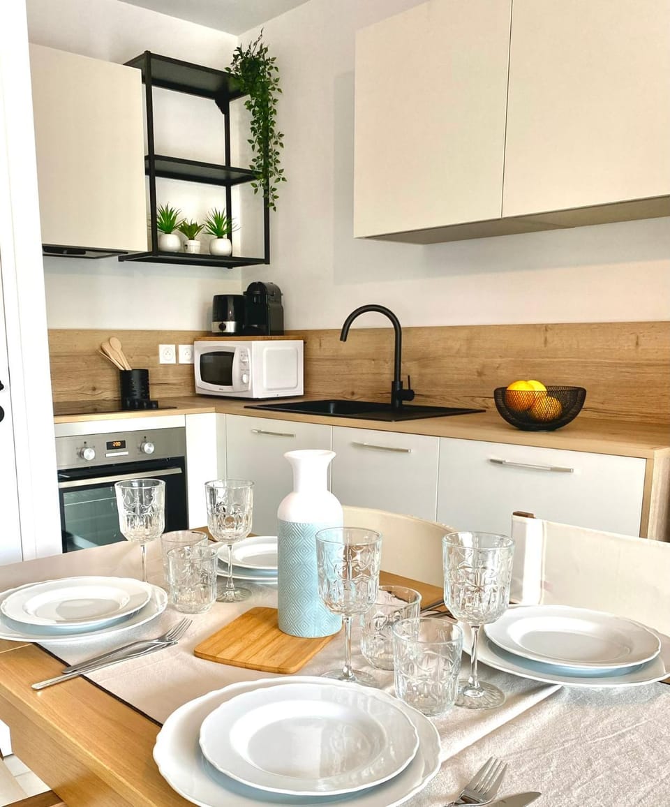 Coffee/tea facilities, Dining area, dishwasher, microwave, oven, stove, toaster, kitchen