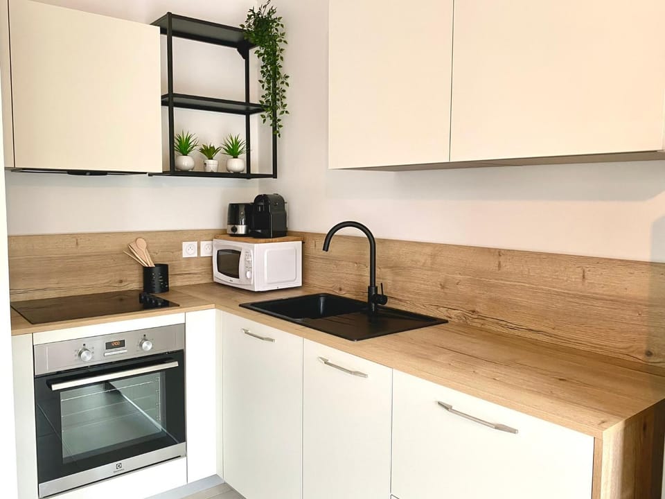 Coffee/tea facilities, Kitchen or kitchenette, dishwasher, oven, stove, toaster