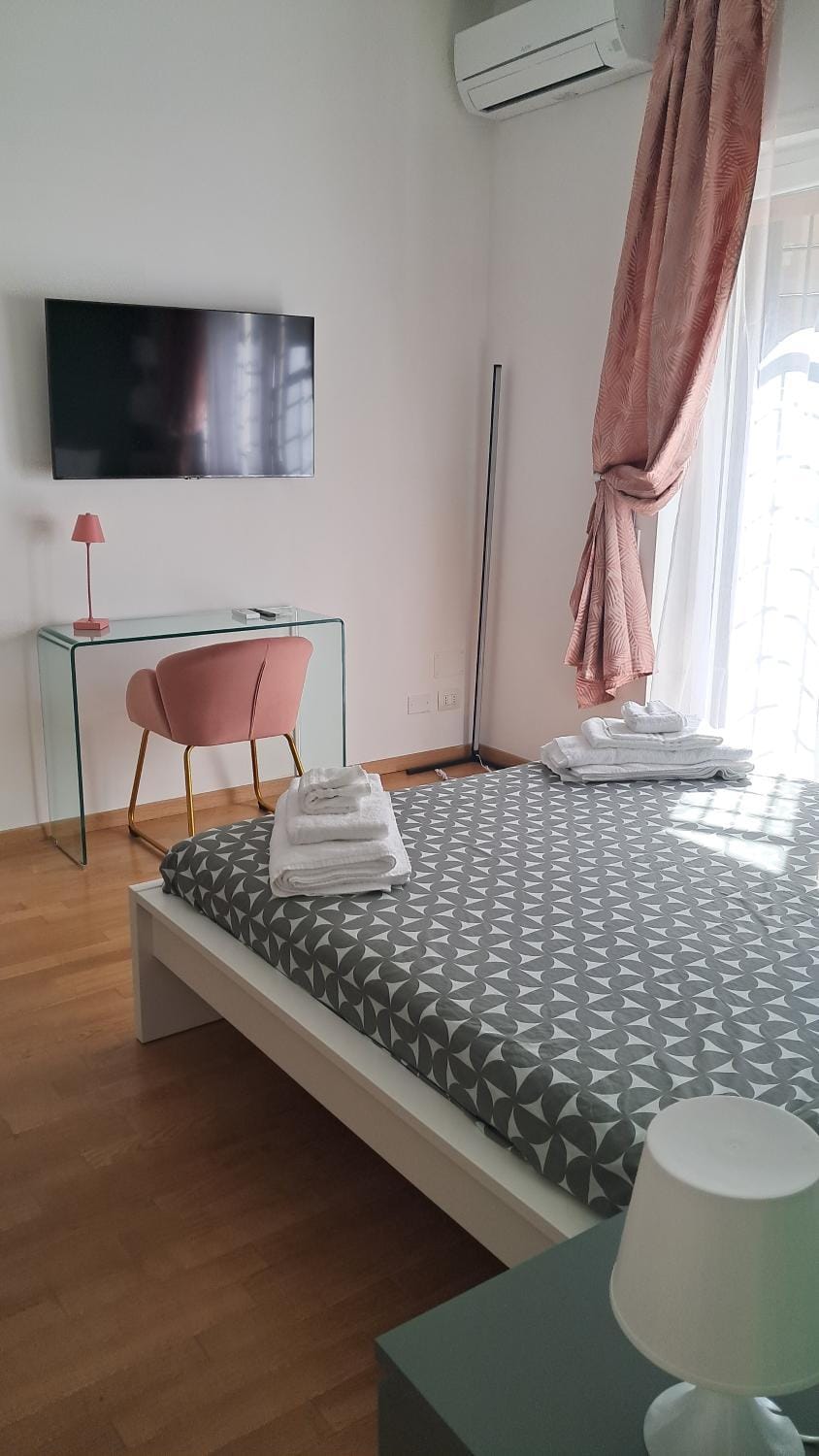 Bed, TV and multimedia, Photo of the whole room, Evening entertainment, Bedroom