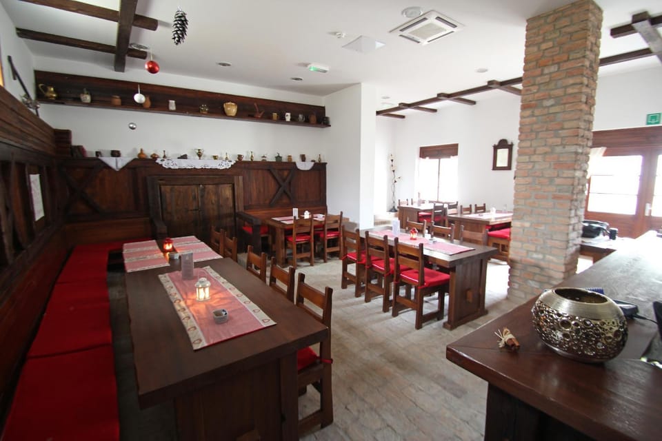 Restaurant/places to eat, Lounge or bar, Buffet breakfast, Lunch, Dinner