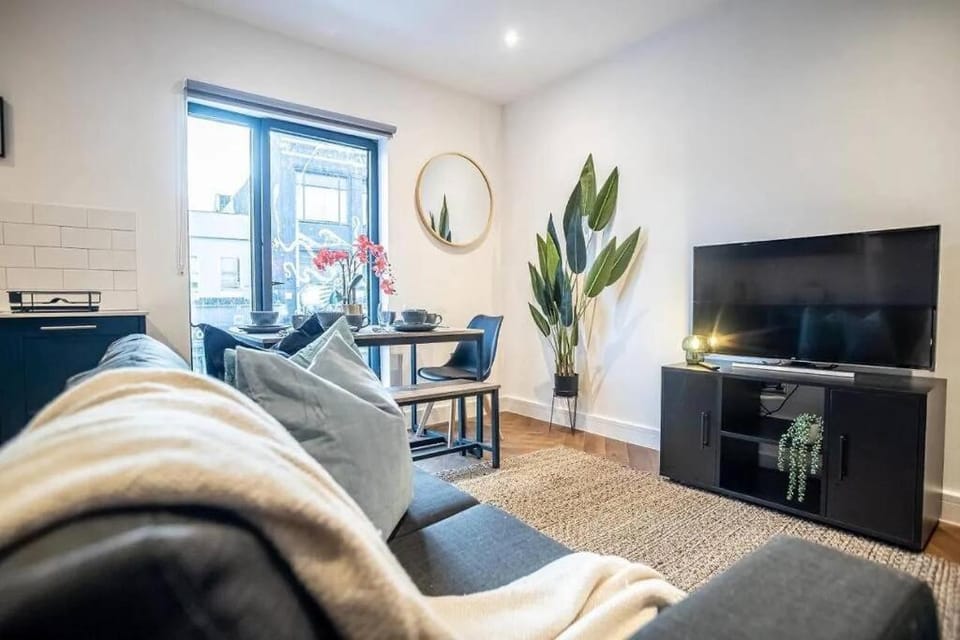 Charming 2 Bedroom Flat I Next To Brighton Station Apartment in Brighton