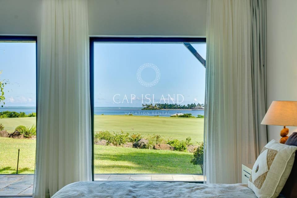 Photo of the whole room, Sea view