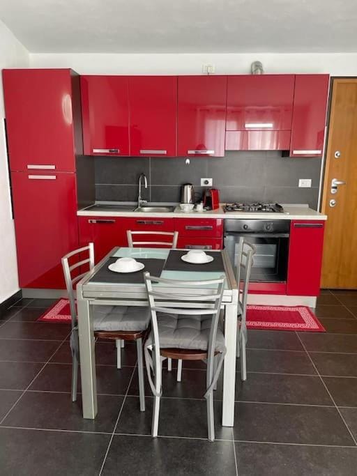 Kitchen or kitchenette, Dining area, minibar, oven, pet friendly, stove