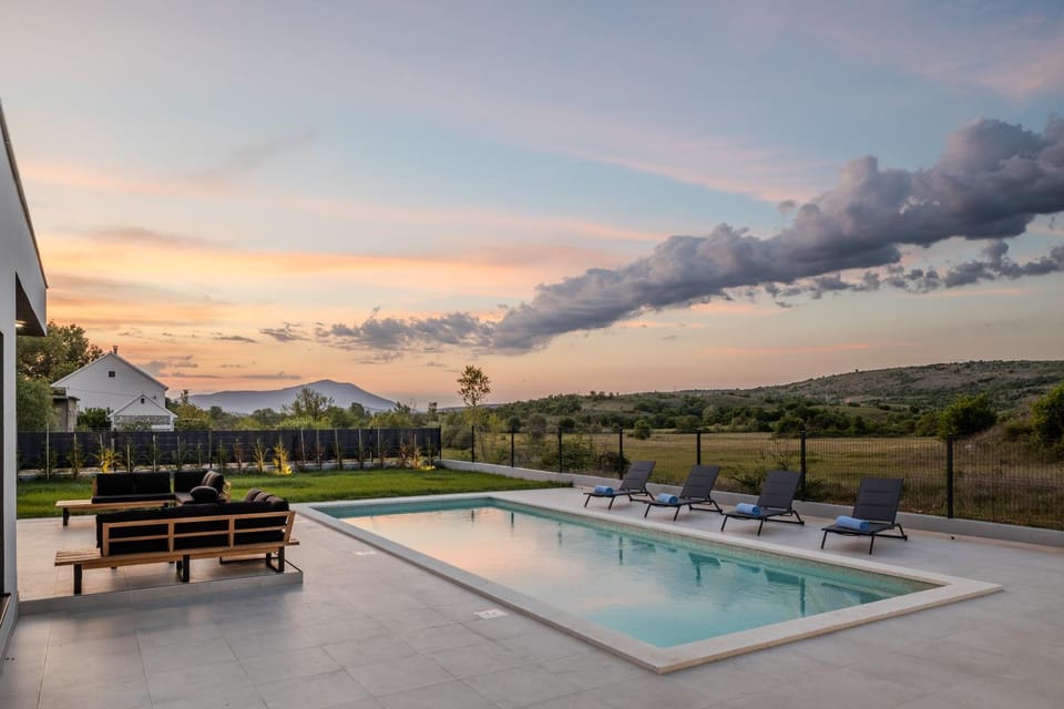 Villa Vedro nebo, XL heated pool Villa in Šibenik-Knin County, Croatia