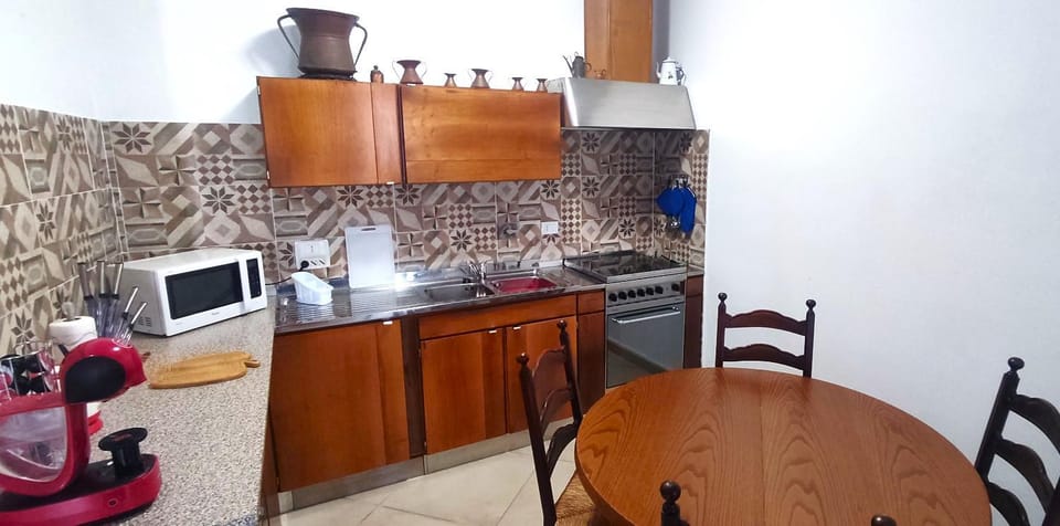 Coffee/tea facilities, Kitchen or kitchenette, Decorative detail, Dining area, microwave, oven, stove, washing machine