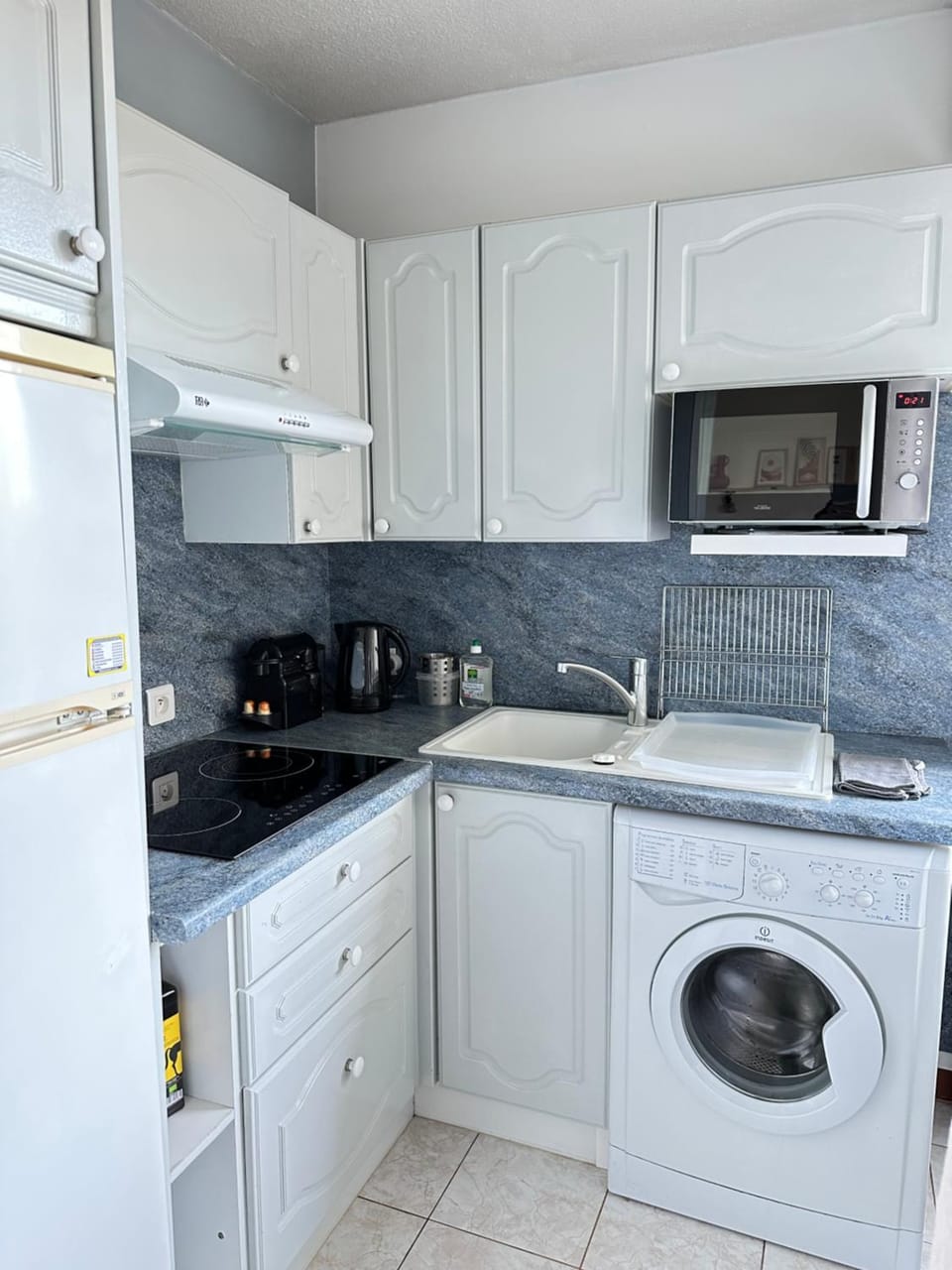 Coffee/tea facilities, Kitchen or kitchenette, stove, toaster, washing machine