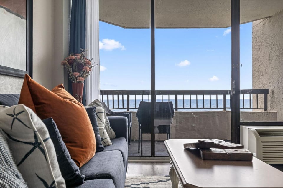 Nicely Renovated 1 Bedroom Condo-With Spectacular Views! Pinnacle 755 House in Myrtle Beach