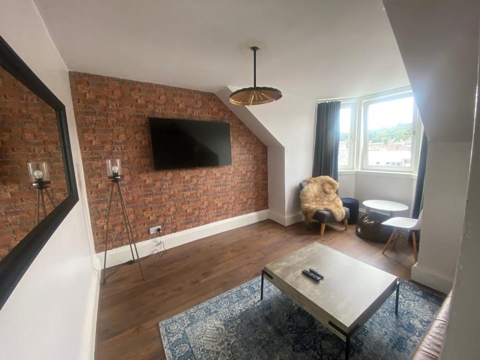 Communal lounge/ TV room, TV and multimedia, Living room, Seating area, Evening entertainment