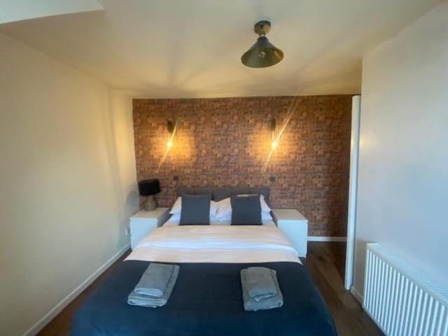 Bed, Bedroom, internet, towels