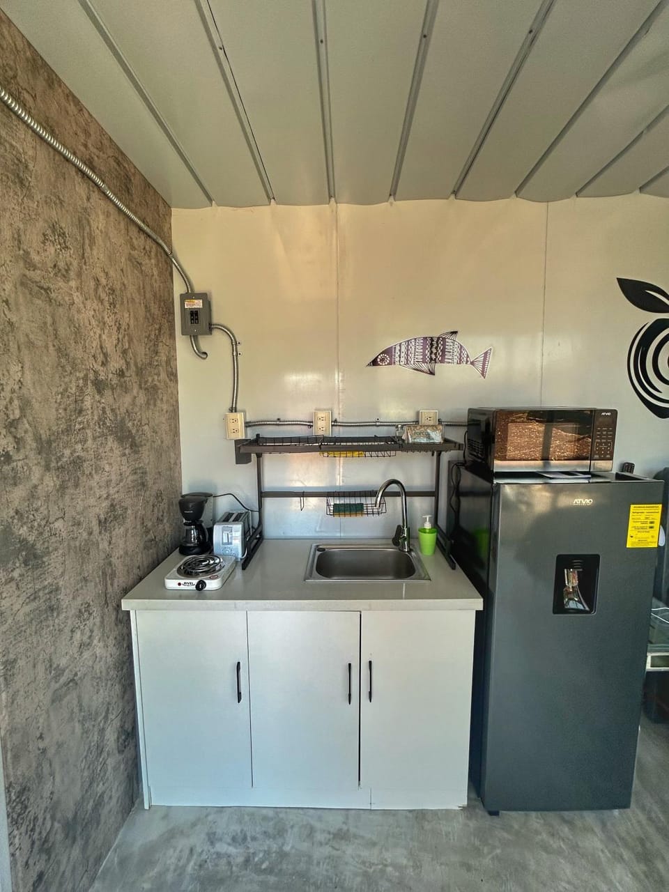 Kitchen or kitchenette, minibar