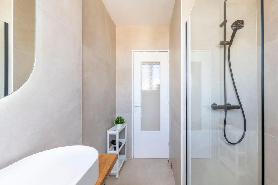 Shower, Bathroom, hair dryier