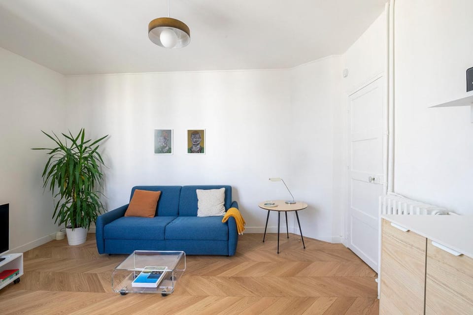 TV and multimedia, Kitchen or kitchenette, Living room, Decorative detail, Seating area