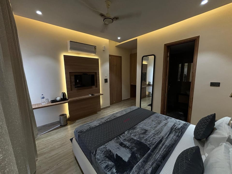 Bed, TV and multimedia, Photo of the whole room, Bedroom, fireplace, air conditioner