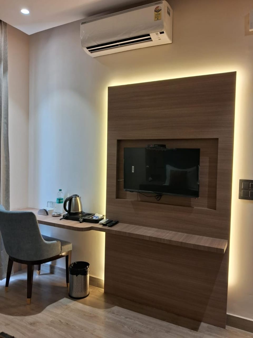 TV and multimedia, Seating area, Evening entertainment, hair dresser, air conditioner