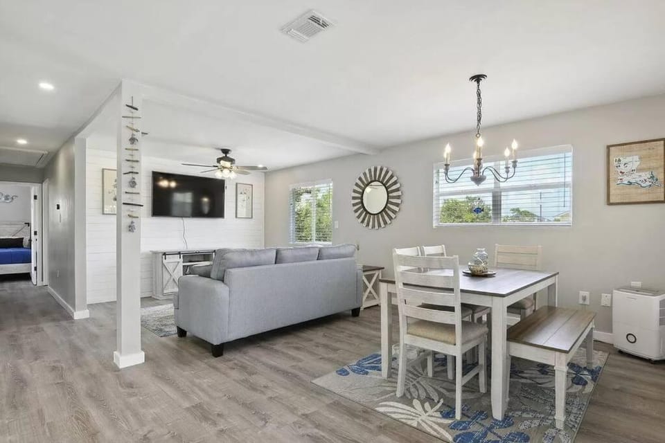 TV and multimedia, Living room, Seating area, Dining area