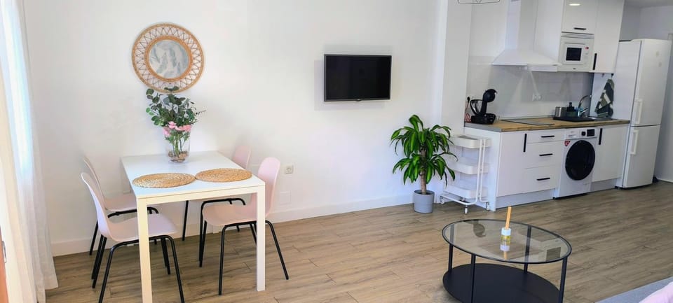 Kitchen or kitchenette, Seating area, Dining area