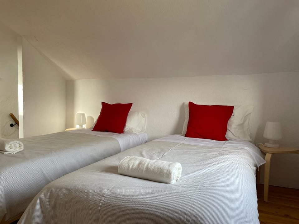 Bed, towels