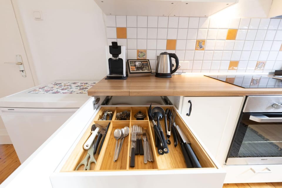 Coffee/tea facilities, Kitchen or kitchenette, stove, toaster, kitchen