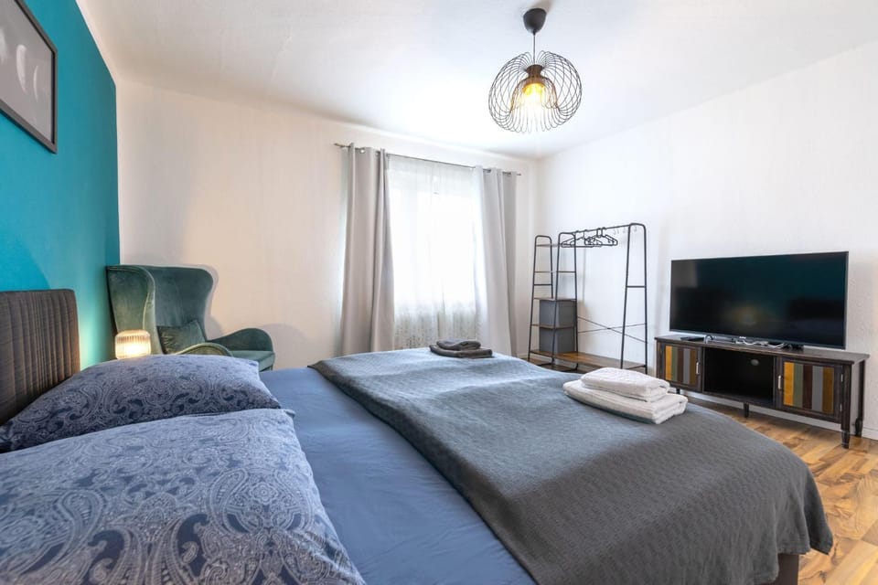 Bed, TV and multimedia, Photo of the whole room, Evening entertainment, Bedroom