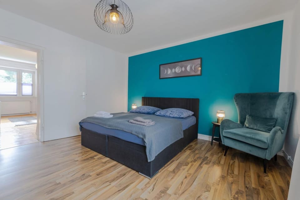 Bed, Living room, Photo of the whole room, Seating area, Bedroom