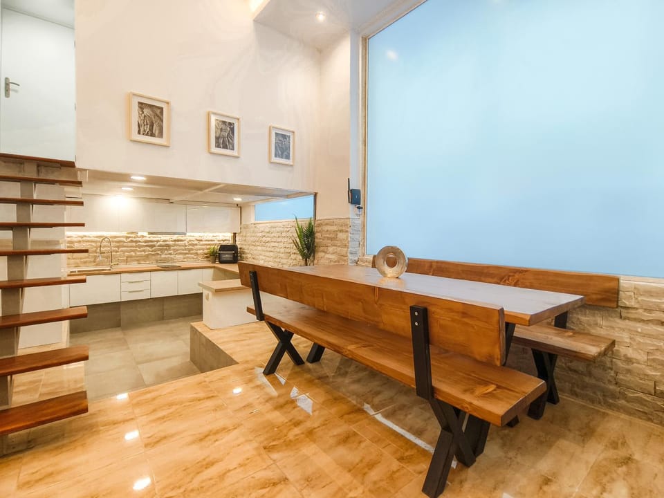 Kitchen or kitchenette, Dining area