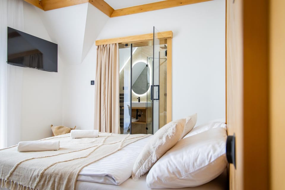 Bed, TV and multimedia, Photo of the whole room, Bedroom, towels