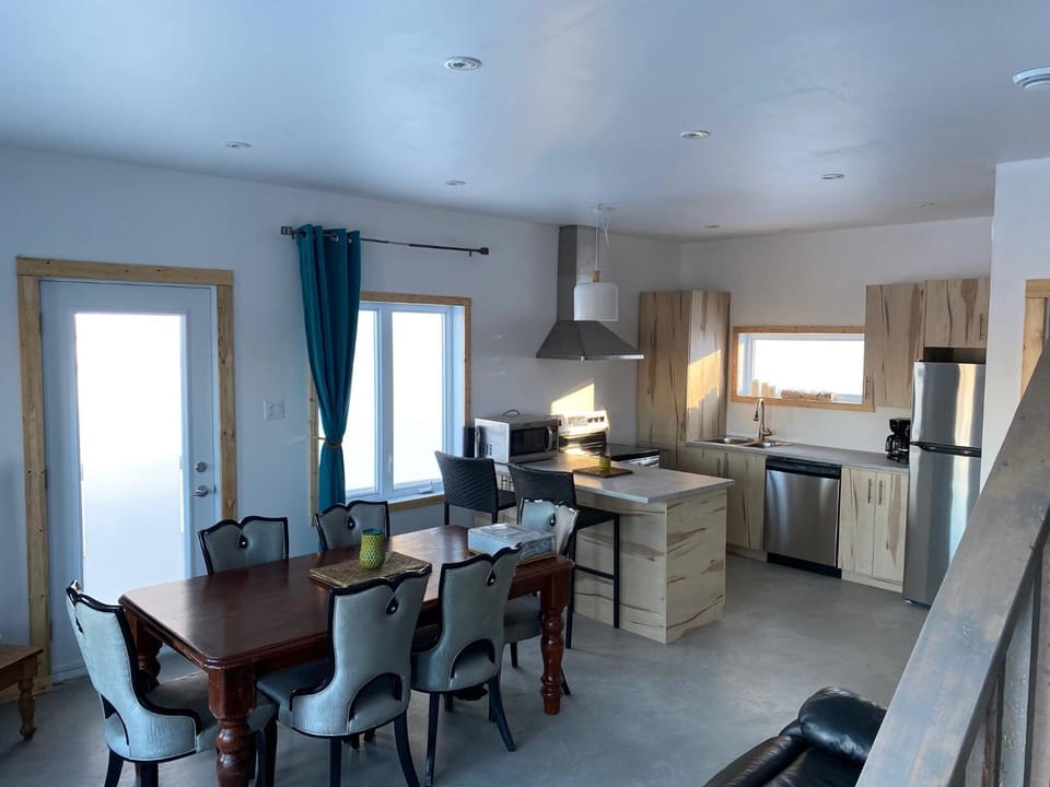 Kitchen or kitchenette, Dining area, dishwasher, minibar, pet friendly, stove, toaster