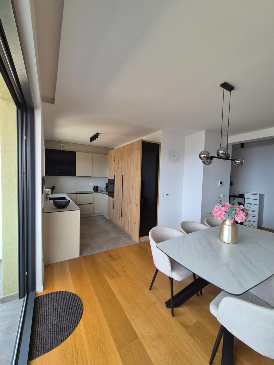 Kitchen or kitchenette, Dining area