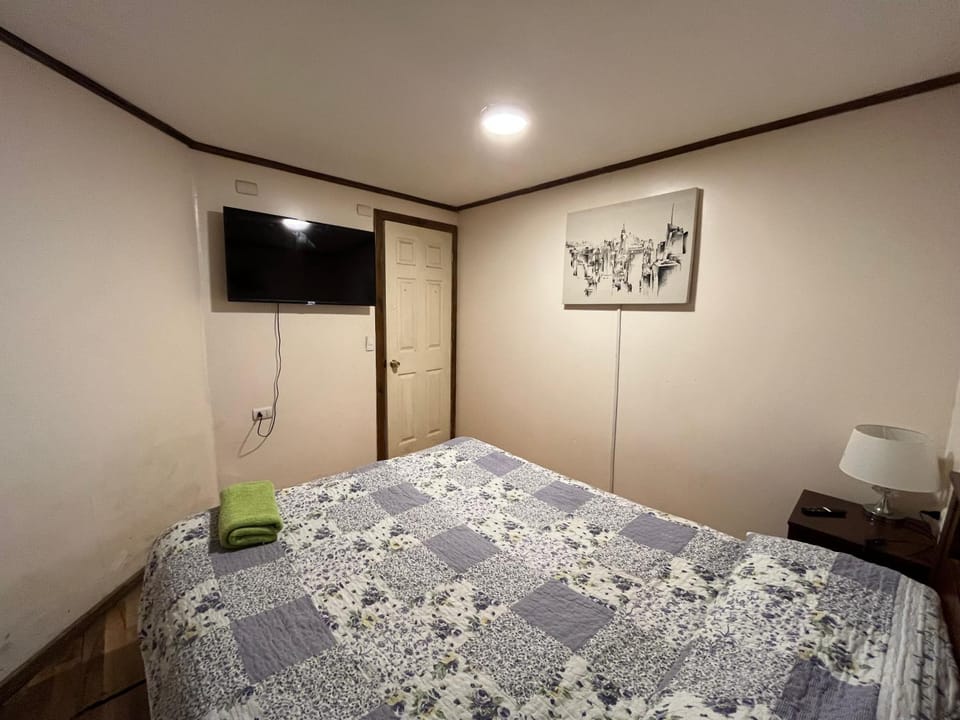 Bed, TV and multimedia, Photo of the whole room