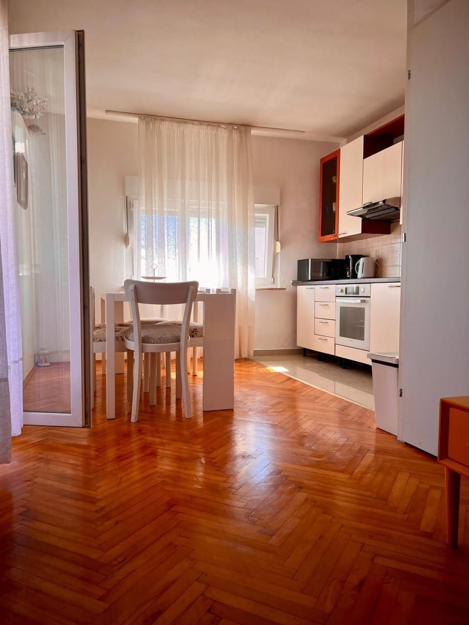 Dining area, dishwasher, oven, pet friendly, stove, toaster