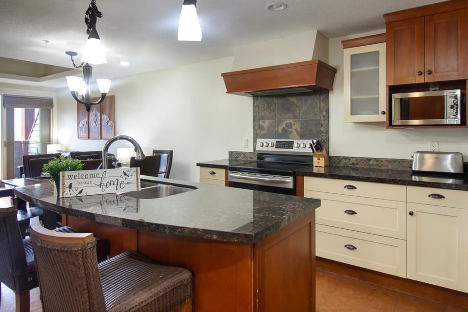 Kitchen or kitchenette, dishwasher, oven, toaster