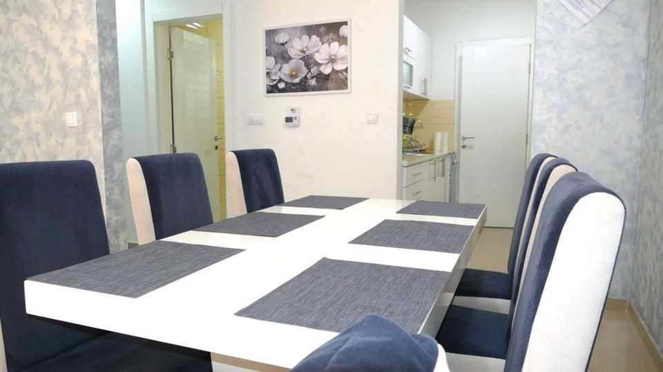 Bed, Kitchen or kitchenette, Living room, Seating area, Dining area