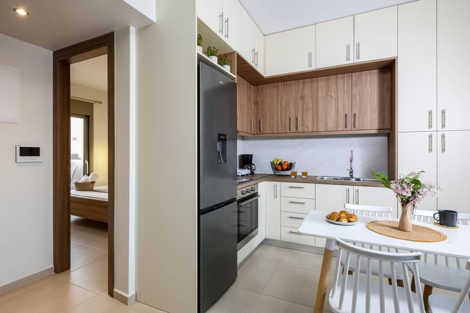 Kitchen or kitchenette, Dining area, oven