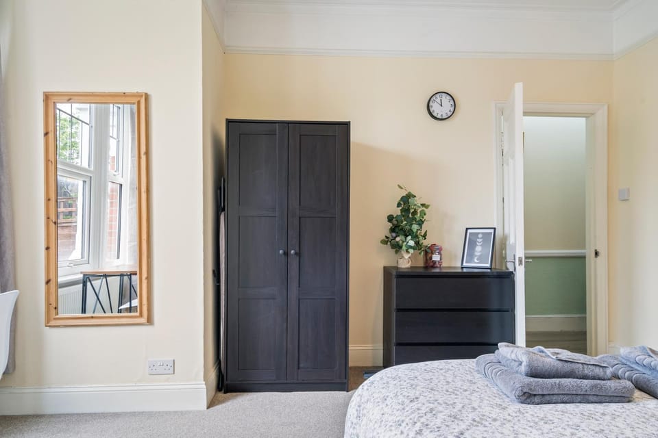 Bed, Photo of the whole room, Bedroom, towels, wardrobe