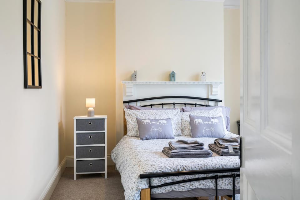 Bed, Photo of the whole room, towels