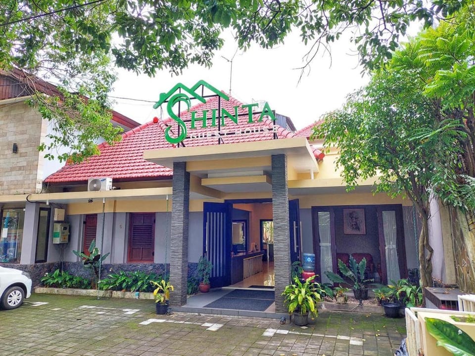 Property building, Facade/entrance, Day, Street view, Location, Parking