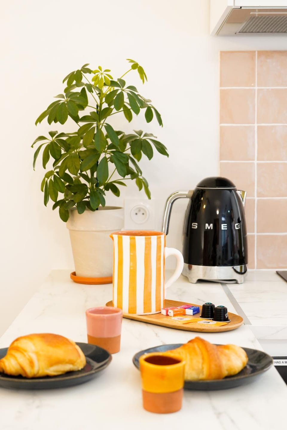 Kitchen or kitchenette, Food and drinks, Dining area, Breakfast, toaster