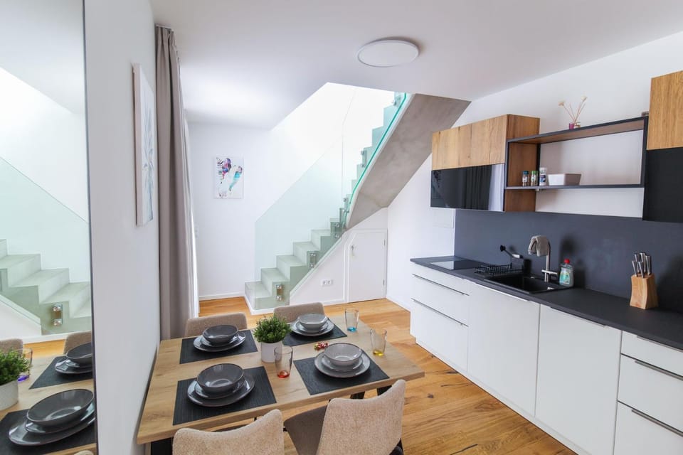Coffee/tea facilities, Kitchen or kitchenette, Living room, Photo of the whole room, Seating area, Dining area, dishwasher, stove