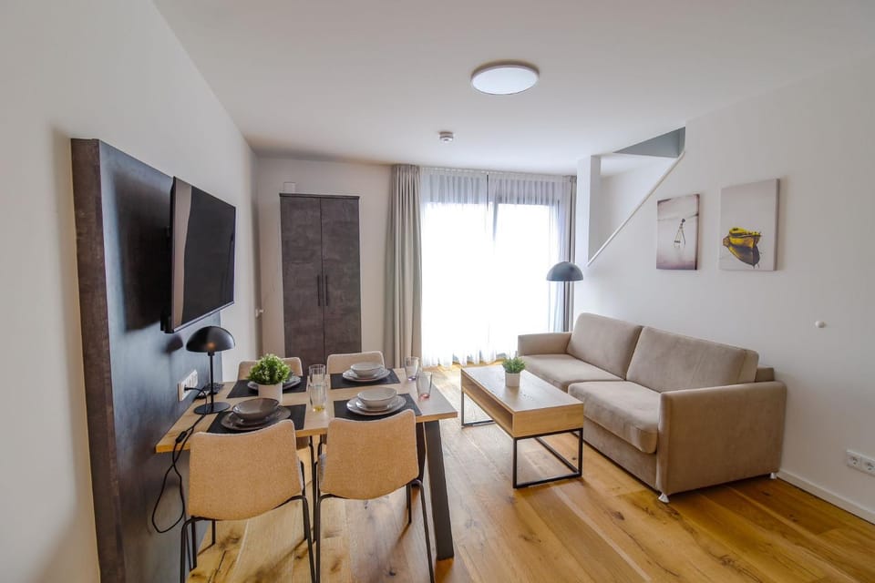 TV and multimedia, Living room, Seating area, Dining area, internet, wardrobe