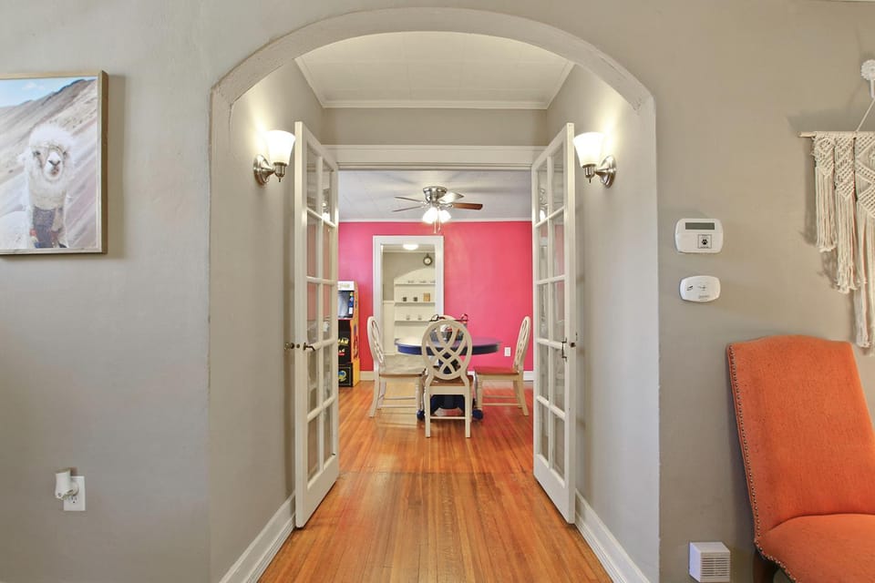 Bohemian Bungalow Pac-Man, walk downtown, pet friendly House in Columbia
