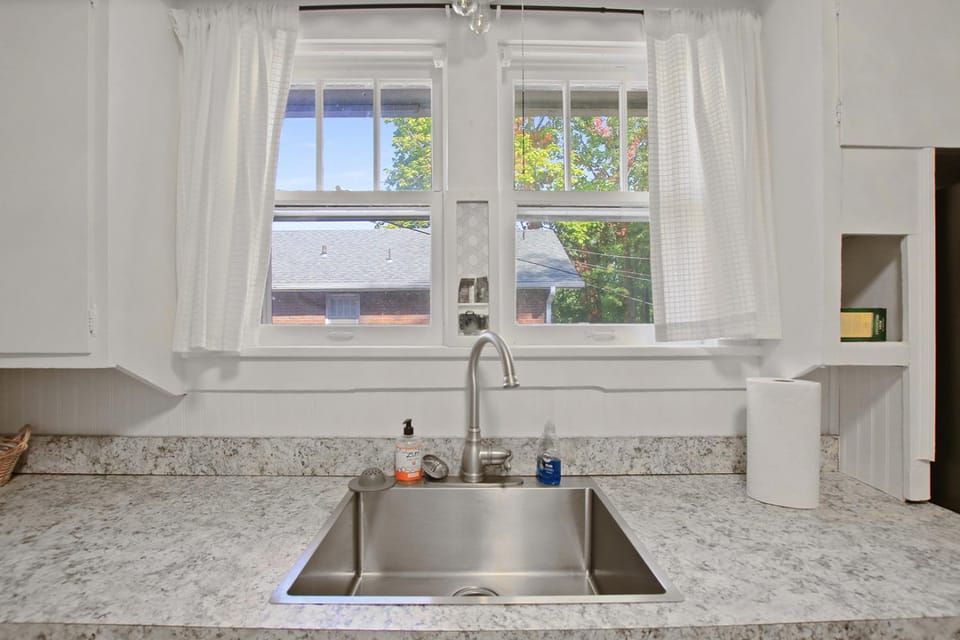 Bohemian Bungalow Pac-Man, walk downtown, pet friendly House in Columbia