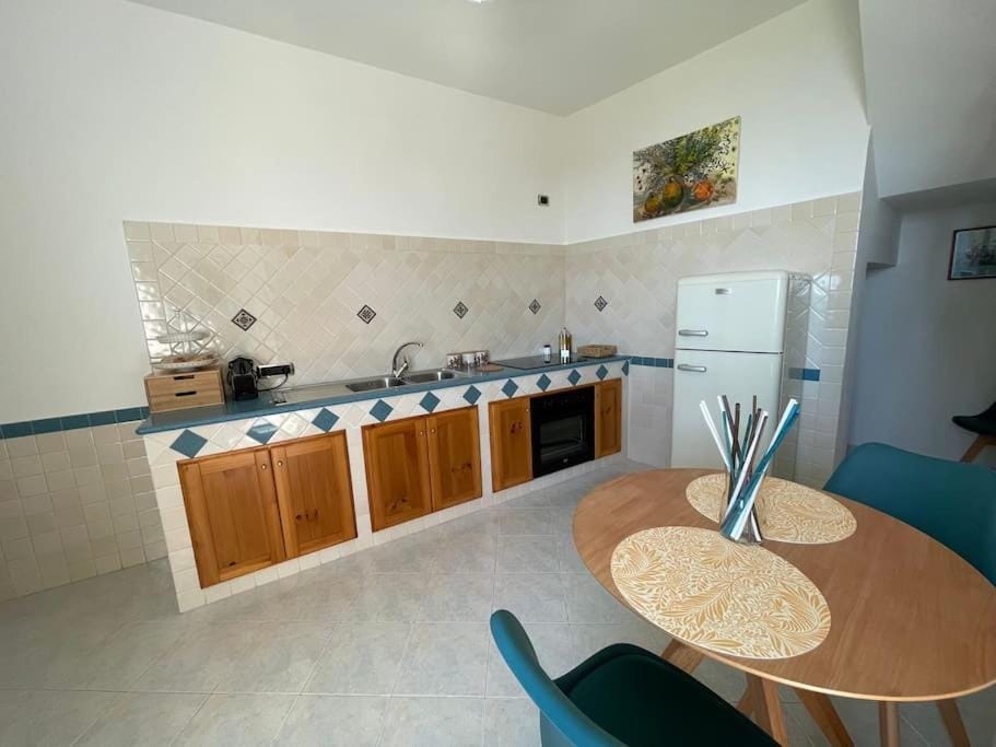 Kitchen or kitchenette, Dining area, stove