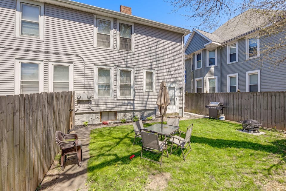 1 Mi to Niagara Falls! Family Home with Shared Yard House in Niagara Falls