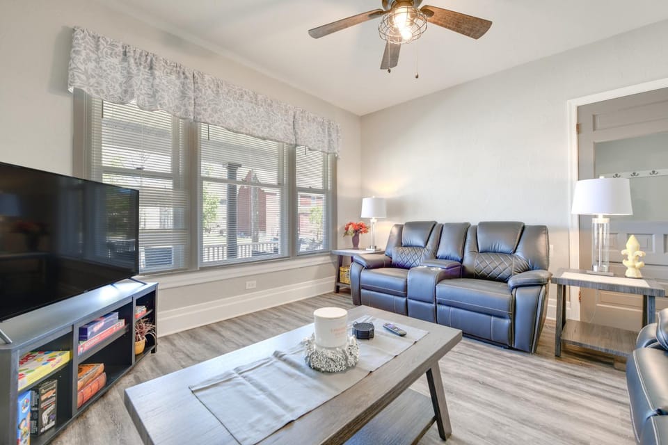 1 Mi to Niagara Falls! Family Home with Shared Yard House in Niagara Falls