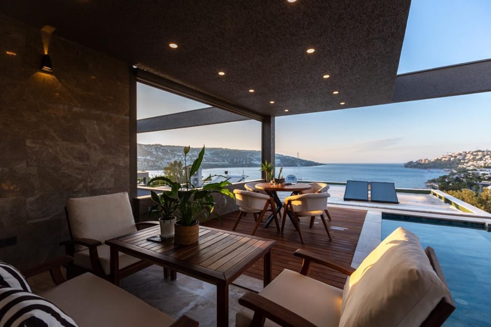 Patio, Natural landscape, View (from property/room), Balcony/Terrace, Seating area, Dining area, City view, Mountain view, Pool view, Sea view, Swimming pool