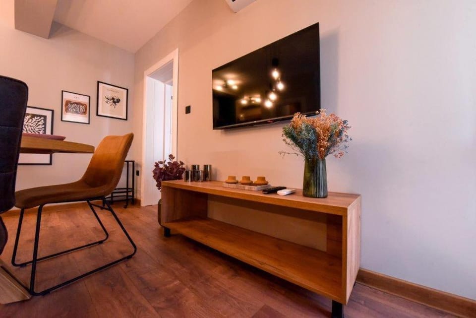 TV and multimedia, Living room, Seating area, Dining area, hair dresser